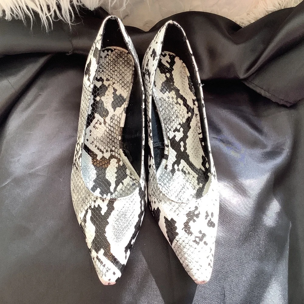 EUC Zara black white‎ snakeskin  print black heels